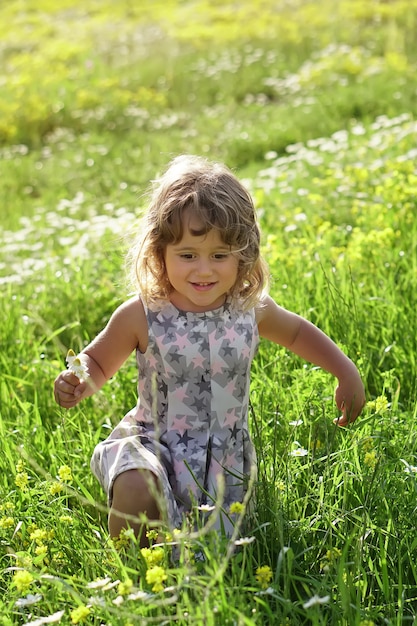 Mała dziewczynka wewnątrz na kwiatu polu