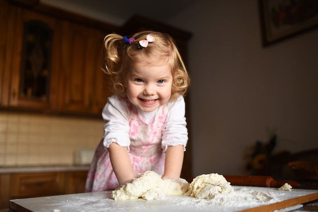 Mała dziewczynka wyrabia ciasto