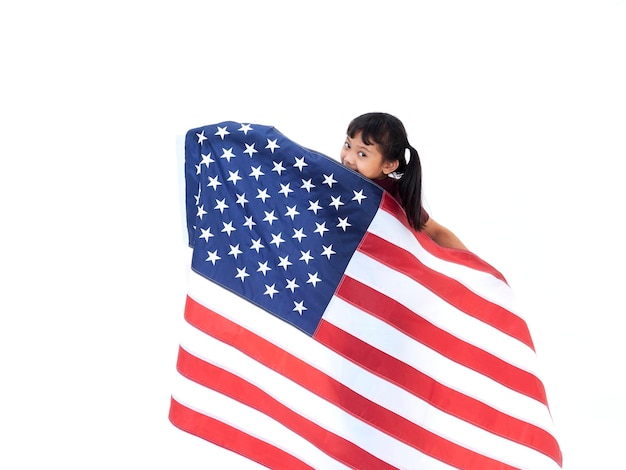 Mała dziewczynka z amerykańską flagą na białym tle