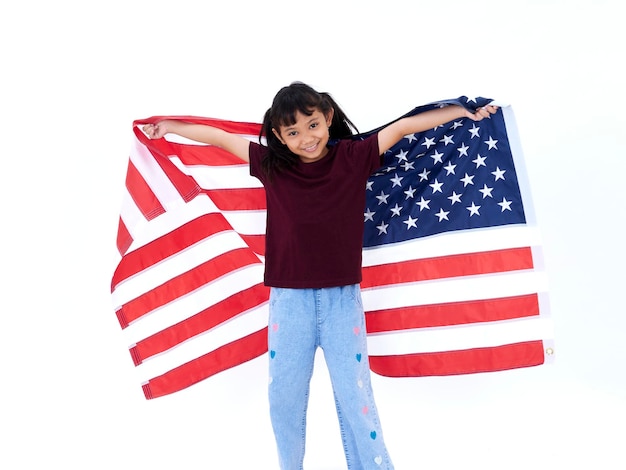 Mała dziewczynka z amerykańską flagą na białym tle