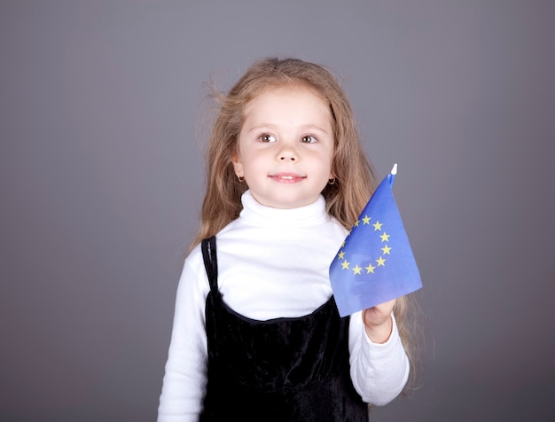 Mała dziewczynka z flagą Unii Europejskiej.
