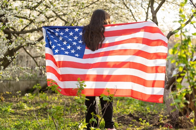 Mała dziewczynka z flagą usa