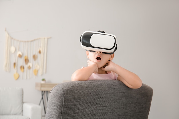 Mała dziewczynka z okularami wirtualnej rzeczywistości w domu