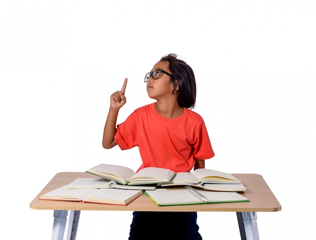 Mała dziewczynka z szkłami myśleć i wiele książka na stole. powrót do koncepcji szkoły