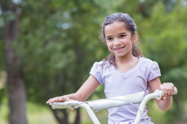 mała dziewczynka za pomocą swojego roweru