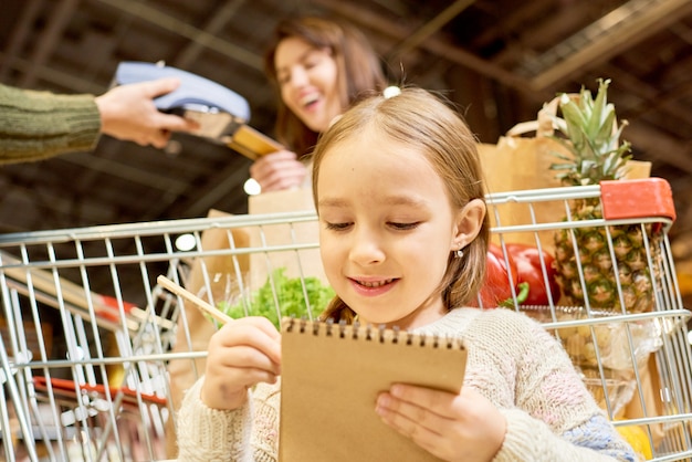 Mała dziewczynka zakupy spożywcze w supermarkecie