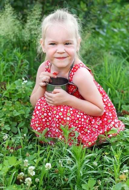 Mała dziewczynka zbiera truskawki