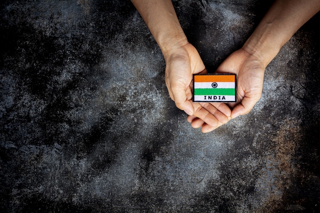 Mała flaga Indii w dłoni. Koncepcja miłości, opieki, ochrony i bezpieczeństwa.