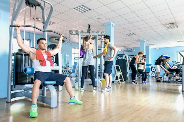 Zdjęcie mała grupa sportowych przyjaciół w centrum klubu fitness siłownia