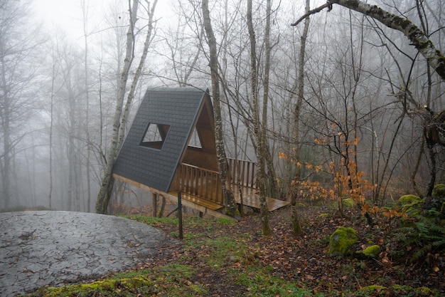 Mała kabina w przyrodzie w mglisty dzień