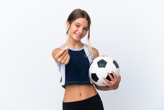 Mała kaukaska dziewczyna gra w piłkę nożną na białym tle zarabiania pieniędzy gest