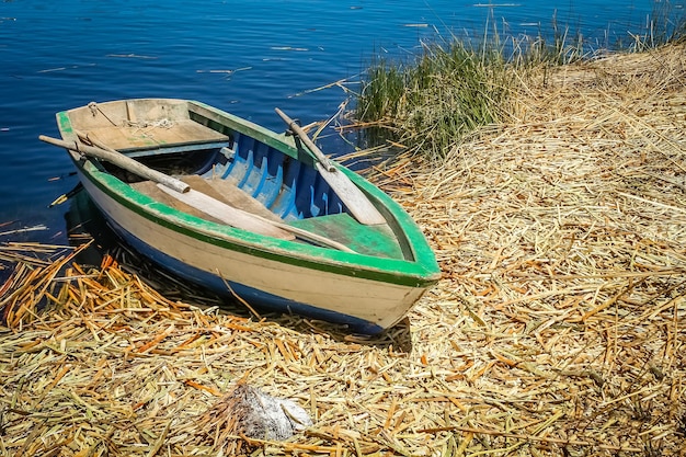 Mała łódka na jeziorze Titicaca