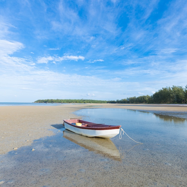 mała łódka na plaży