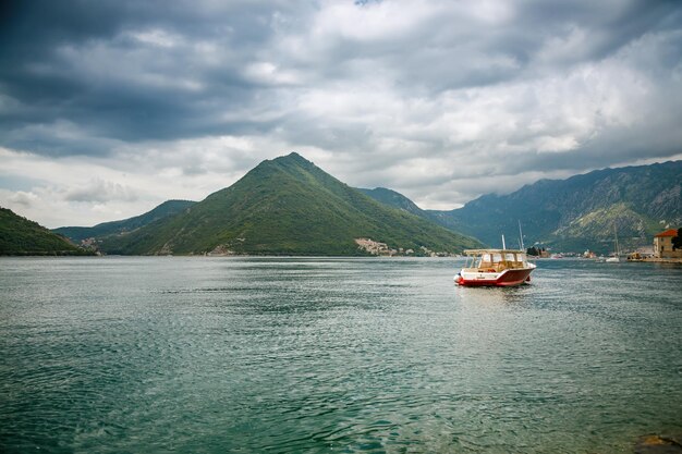Mała łódka unosząca się na wodzie w Zatoce Kotorskiej Czarnogóra