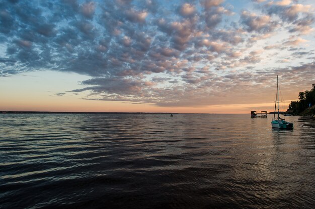 Mała łódź Rybacka Na Plaży Z Zmierzchem W Ranku