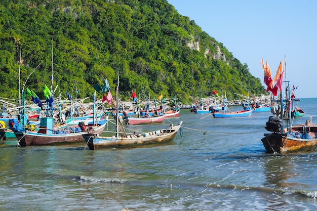 Mała łódź Rybacka Unosząca Się W Błękitnym Morzu Z Błękitnym Niebem Tajlandia łódź Rybacka Lub łódź Rybacka