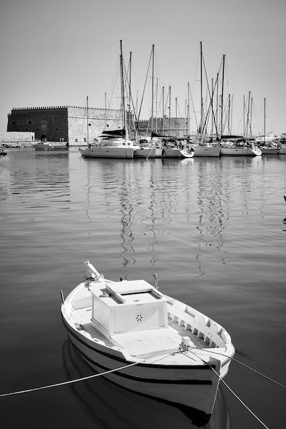 Mała łódź Rybacka W Porcie W Pobliżu Twierdzy Koules W Heraklionie, Kreta, Grecja