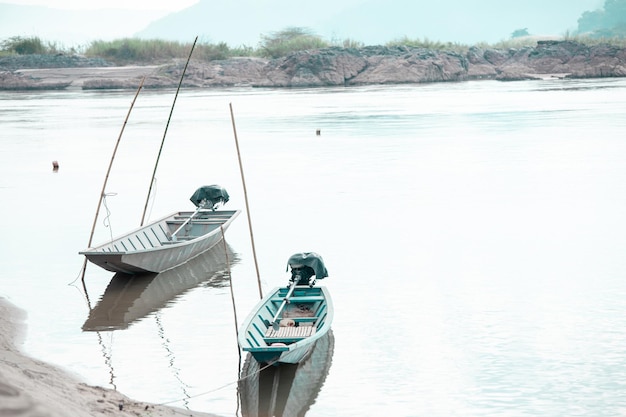 Mała łódź rybacka z siecią rybacką i wyposażeniem Łódź typu longtailed utknęła na plaży w celu naprawy na plaży HuayLa