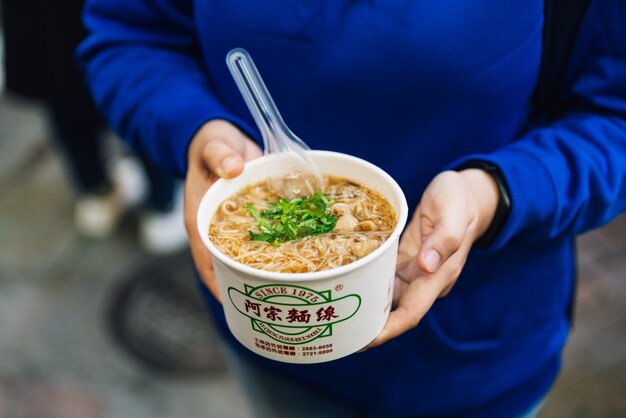 Mała Miseczka Ay-chung Flour-rice Noodle Z świńskimi Jelitami I Kolendrą W Parującym Gorącym Bulionie.