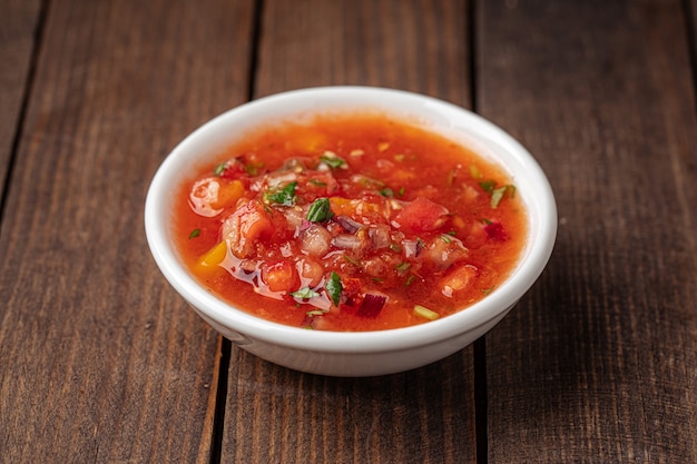 Mała miska apetycznego czerwonego sosu salsa