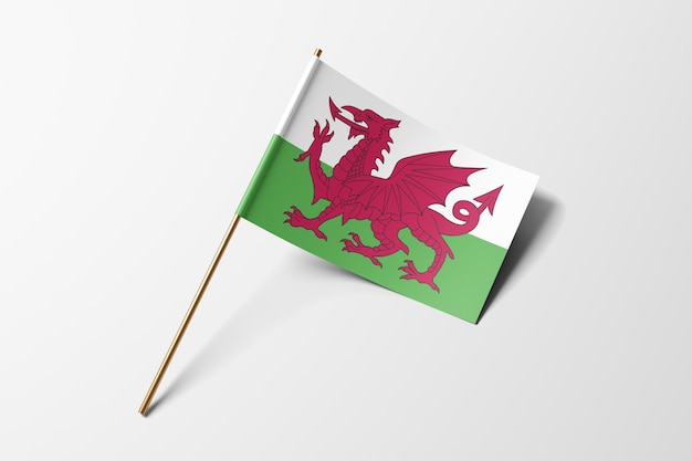Mała papierowa flaga Walii na białym tle
