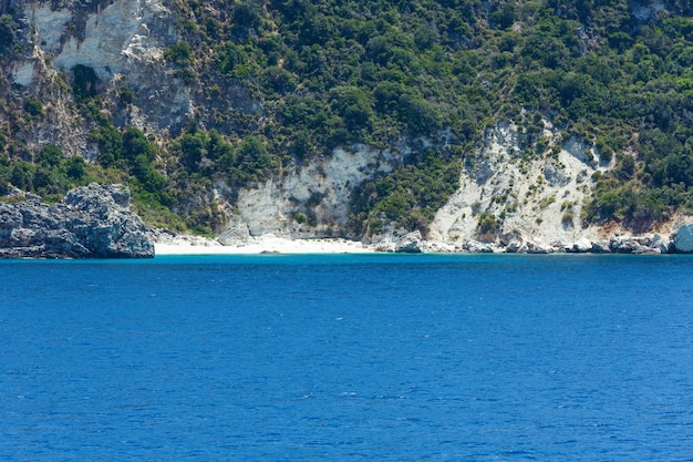 Mała piaszczysta plaża i letnie wybrzeże widok z promu kolejowego (Kefalinia, Grecja)