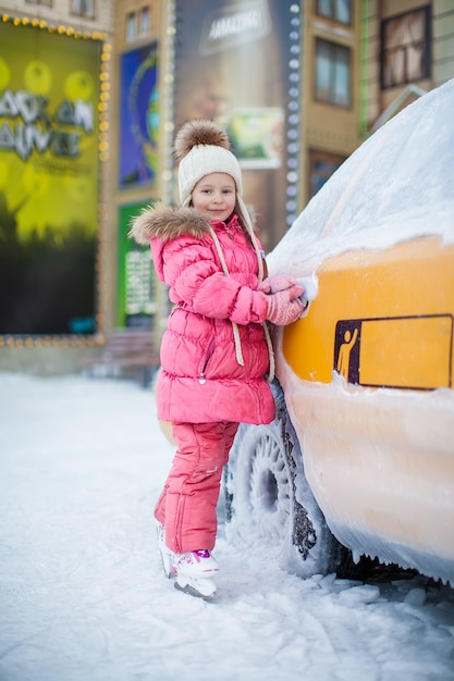 Mała Piękna Dziewczyna Na łyżwach Blisko Taxi