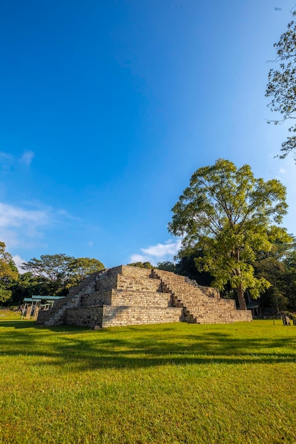 Mała piramida w świątyniach Copan Ruinas Honduras