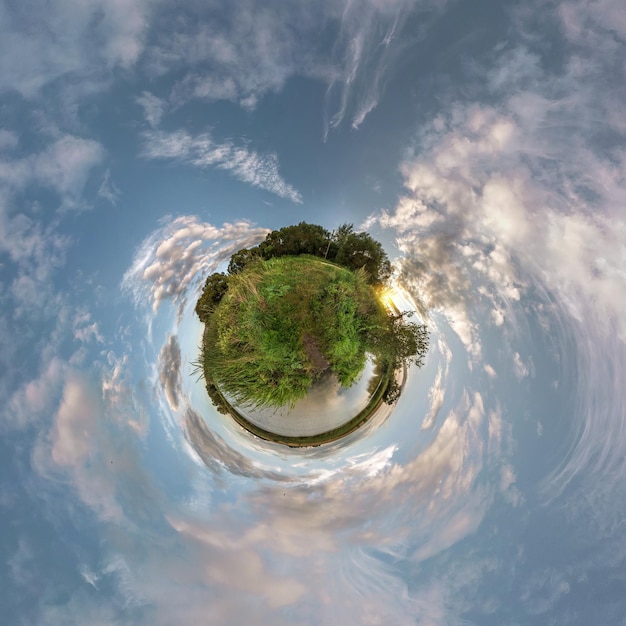 Mała planeta Sferyczna panorama 360 widoków z lotu ptaka nad brzegiem małego jeziora w słoneczny letni wieczór z niesamowitymi chmurami