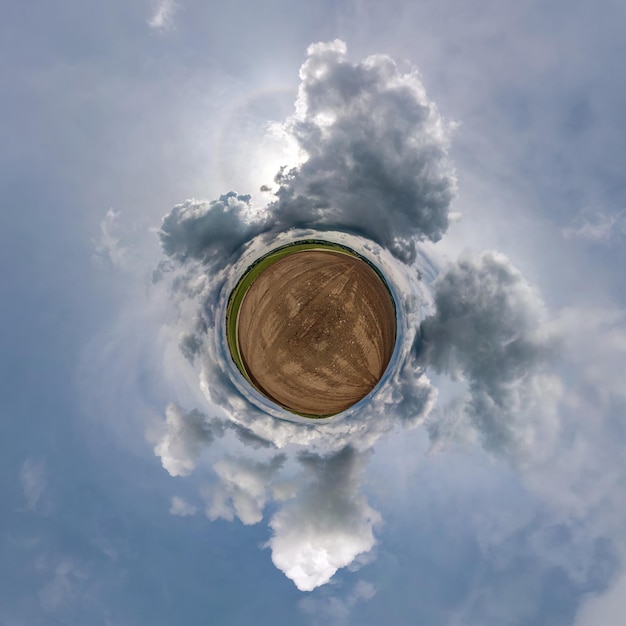Mała planeta w błękitne niebo z pięknymi chmurami Transformacja sferycznej panoramy 360 stopni Sferyczny abstrakcyjny widok z lotu ptaka Krzywizna przestrzeni
