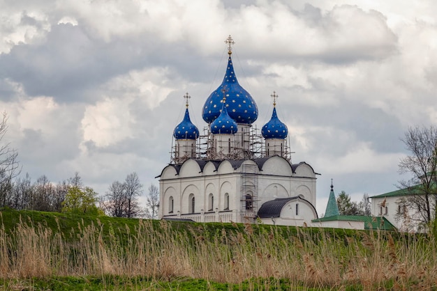 Mała stara świątynia chrześcijańska na wzgórzu na tle ponurego nieba Religia i wiara