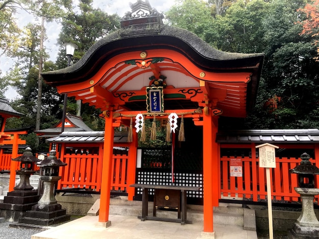 Zdjęcie mała świątynia w świątyni fushimiinari taisha w kioto w japonii.