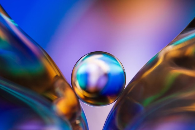 Mała szklana kula w abstrakcyjnej kompozycji makro Zdjęcie form szklanych