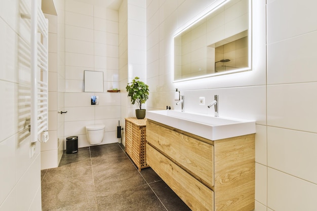 Zdjęcie mała toaleta w nowoczesnym mieszkaniu