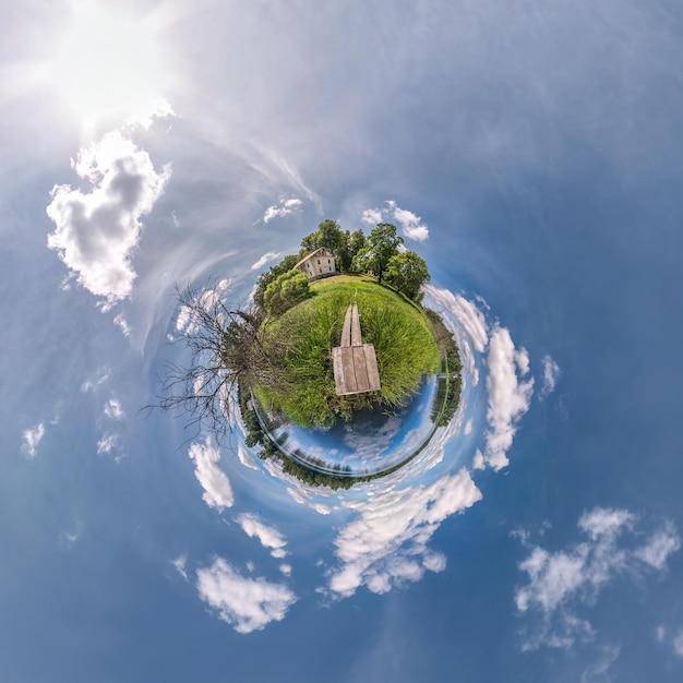 Mała transformacja planety sferycznej panoramy 360 stopni Sferyczny abstrakcyjny widok z lotu ptaka w polu z niesamowitymi pięknymi chmurami Krzywizna przestrzeni