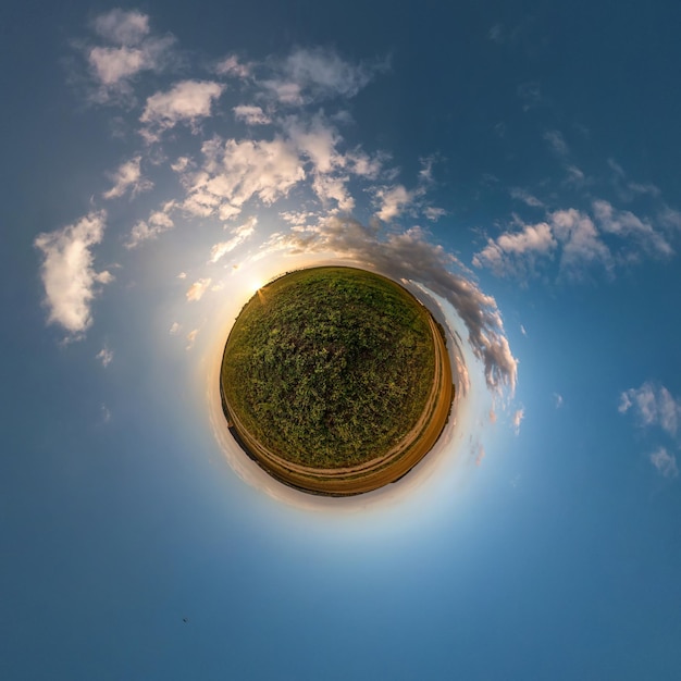 Mała transformacja planety sferycznej panoramy 360 stopni Sferyczny abstrakcyjny widok z lotu ptaka w polu z niesamowitymi pięknymi chmurami Krzywizna przestrzeni