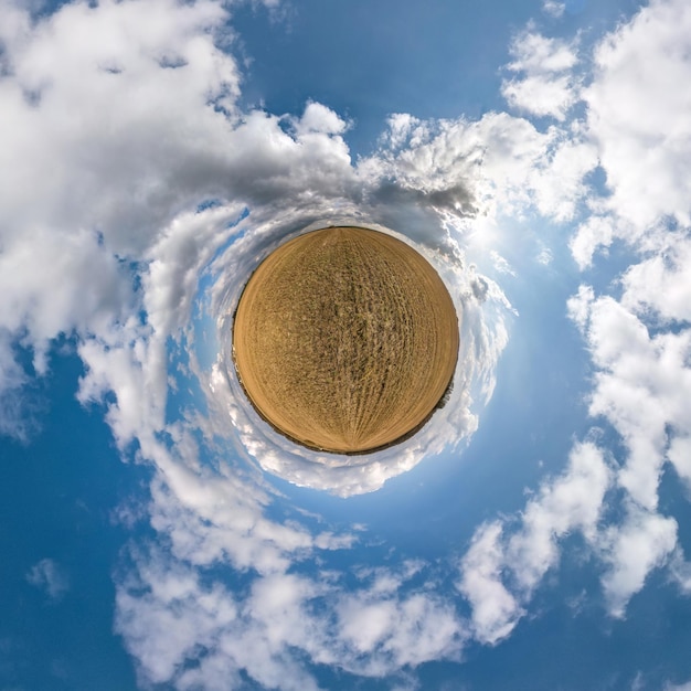 Mała transformacja planety sferycznej panoramy 360 stopni Sferyczny abstrakcyjny widok z lotu ptaka w polu z niesamowitymi pięknymi chmurami Krzywizna przestrzeni