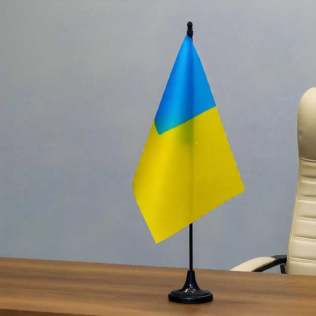 Mała ukraińska flaga dumnie stojąca na drewnianym stole w biurze