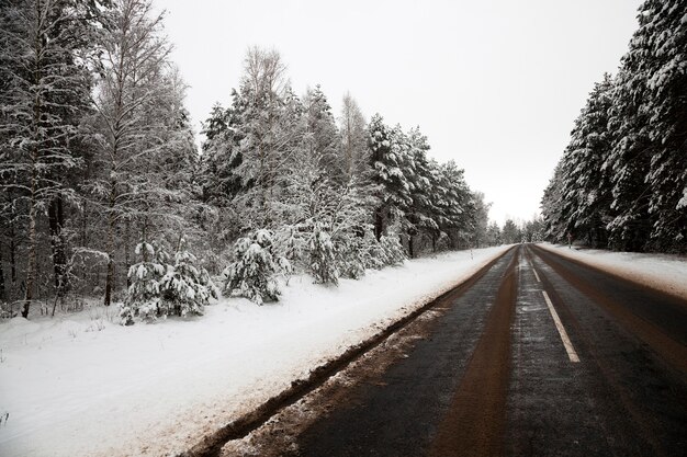 Mała wiejska droga w sezonie zimowym