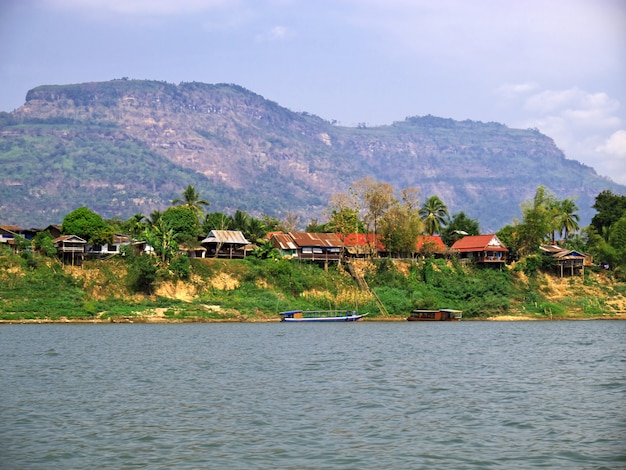 Mała wioska na rzece Mekong, Laos