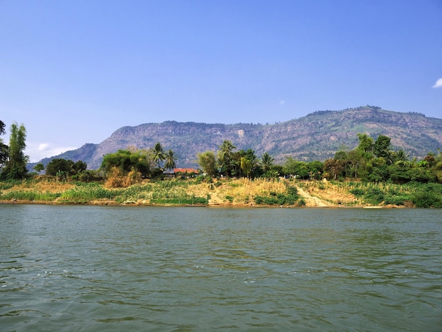 Mała wioska nad rzeką Mekong Laos