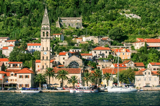 Mała wioska Perast w zatoce Kotor w Czarnogórze