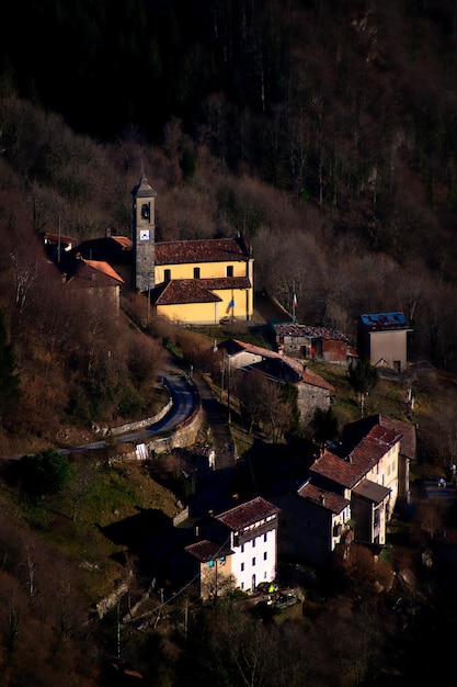 Mała Wioska W Przedalpach Bergamo W Dolinie Brembana