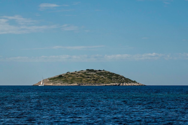 Mała wyspa w archipelagu Wyspy Parku Narodowego archipelagu Kornati w Chorwacji widok krajobrazowy z łodzi morskiej