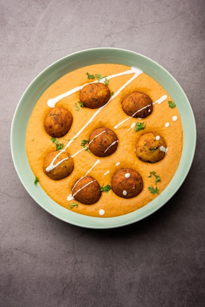 Malai Kofta Curry to danie kuchni indyjskiej z kuleczkami z twarogu ziemniaczanego smażonymi w sosie cebulowo-pomidorowym z przyprawami