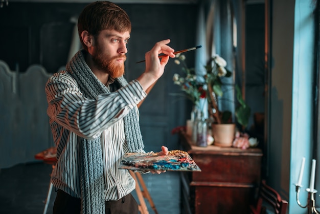 Zdjęcie malarz z pędzlem w dłoni