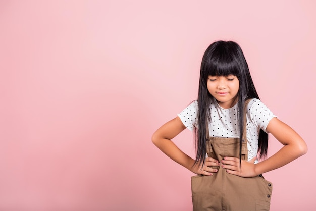 Małe azjatyckie dziecko w wieku 10 lat cierpiące na ból brzucha
