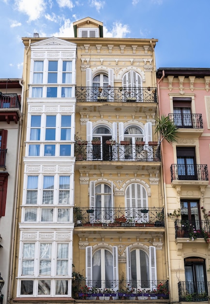 Małe balkony fasada budynku mieszkalnego na starym mieście w Bilbao Koncepcja biznesowa nieruchomości
