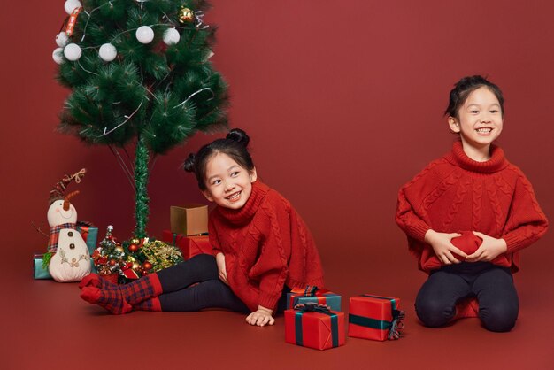 Małe bliźniaczki świętują święta Bożego Narodzenia