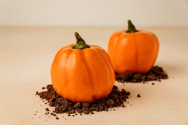 Małe ciasteczka z musem pomarańczowym w formie dyni na Halloween